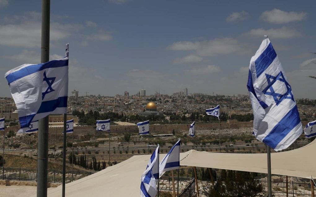 Israëlische vlaggen op de Joodse begraafplaats op de Olijfberg. beeld EPA, Atef Safadi