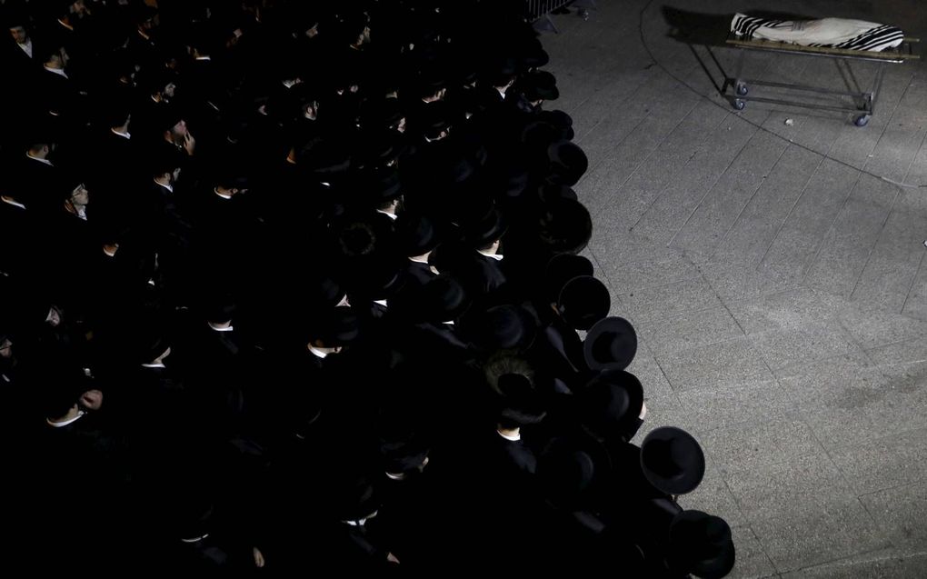 Begrafenisceremonie voor een van de slachtoffers van de ramp op de Meronberg, zondag in Jeruzalem. beeld AFP, Gil Cohen-Magen