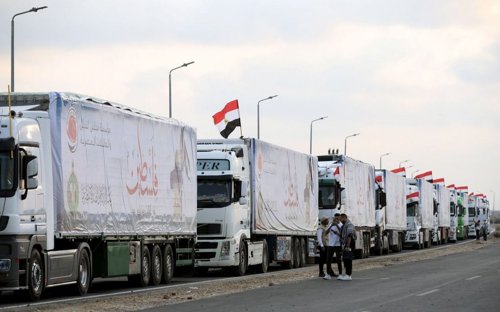 Een colonne trucks met humanitaire goederen wacht bij de grens met Egypte om doorgelaten te worden. Israël controleert alle vrachtwagens die Gaza binnengaan. beeld EPA, Khaled Elfiqi