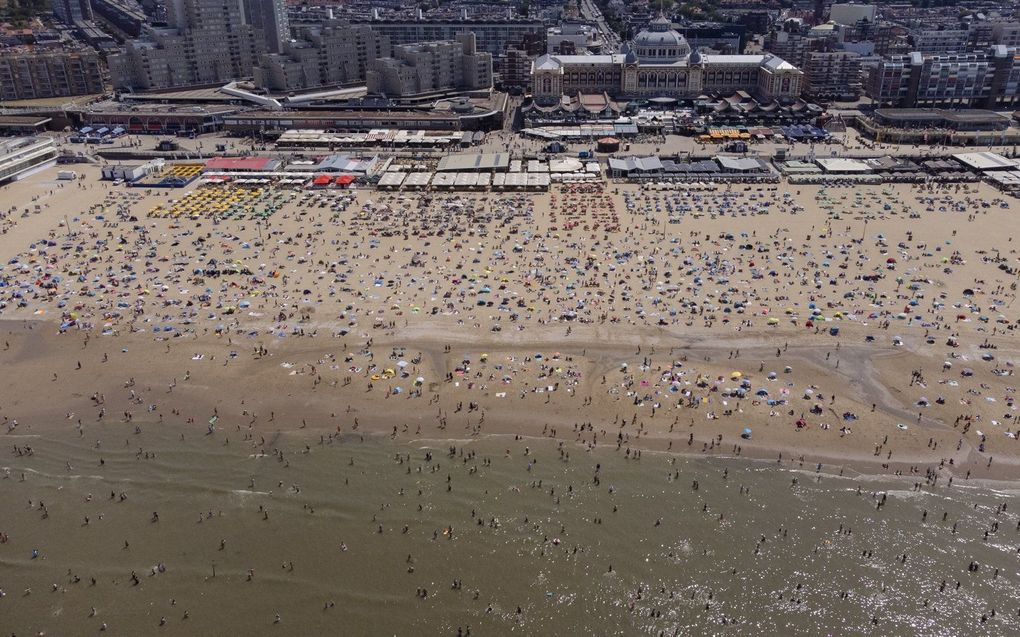 Het strand van Schevingen op 19 juli. beeld ANP, Bart Maat