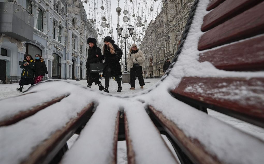 Straatbeeld in Moskou, eind vorige week. De meeste Russen denken dat het niet zo’n vaart zal lopen met een oorlog tegen Oekraïne. beeld EPA, Yuri Kochetkov