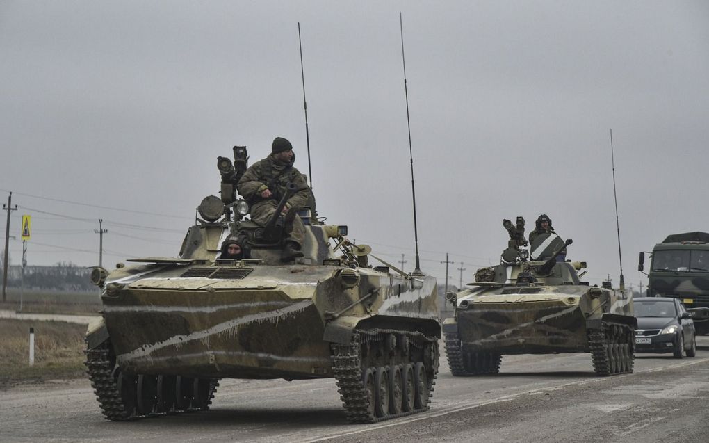 De stroom soldaten uit Rusland is oneindig, zegt een Donbasser. Hij adviseert de Oekraïense president Zelenski om snel om tafel te gaan om veel slachtoffers te voorkomen. Foto: Russische militairen vanuit het eerder door Rusland geannexeerde de Krim onderweg naar Oekraïne. beeld EPA, Stringer