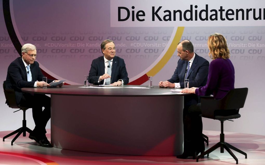 De drie kandidaten voor het voorzitterschap van de Duitse CDU-partij (v.l.n.r.) Norbert Roettgen, Armin Laschet en Friedrich Merz nemen deel aan een discussie. beeld AFP, Christian Mang