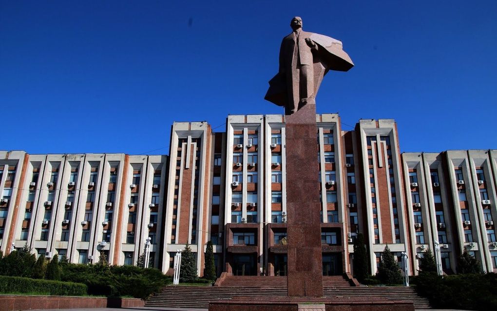 Parlementsgebouw in Tiraspol, Transnistrië, met nog altijd Lenin op zijn sokkel.  beeld Floris Akkerman