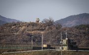 Grenspost van Zuid-Korea (onder) en Noord-Korea (op de heuvel), bij de grensplaats Paju. beeld EPA, Jeon Heon-Kyun
