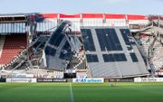 Door de storm die zaterdag over Nederland trok, is het dak van het AFAS Stadion in Alkmaar zaterdagmiddag deels ingestort. beeld ANP