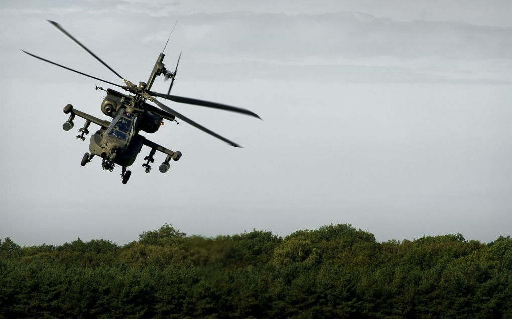 Apaches komen vaak laag over in Uddel. Een man is opgepakt op verdenking van het beschieten van een heli. beeld ANP, Koen van Weel