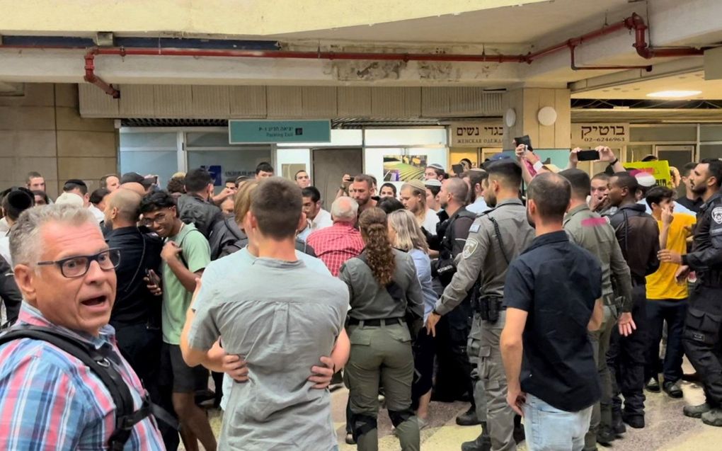 Een christelijk concert in de Jaffastraat in Jeruzalem leidde donderdagavond tot een protestactie van Joods-orthodoxe zijde. beeld RD