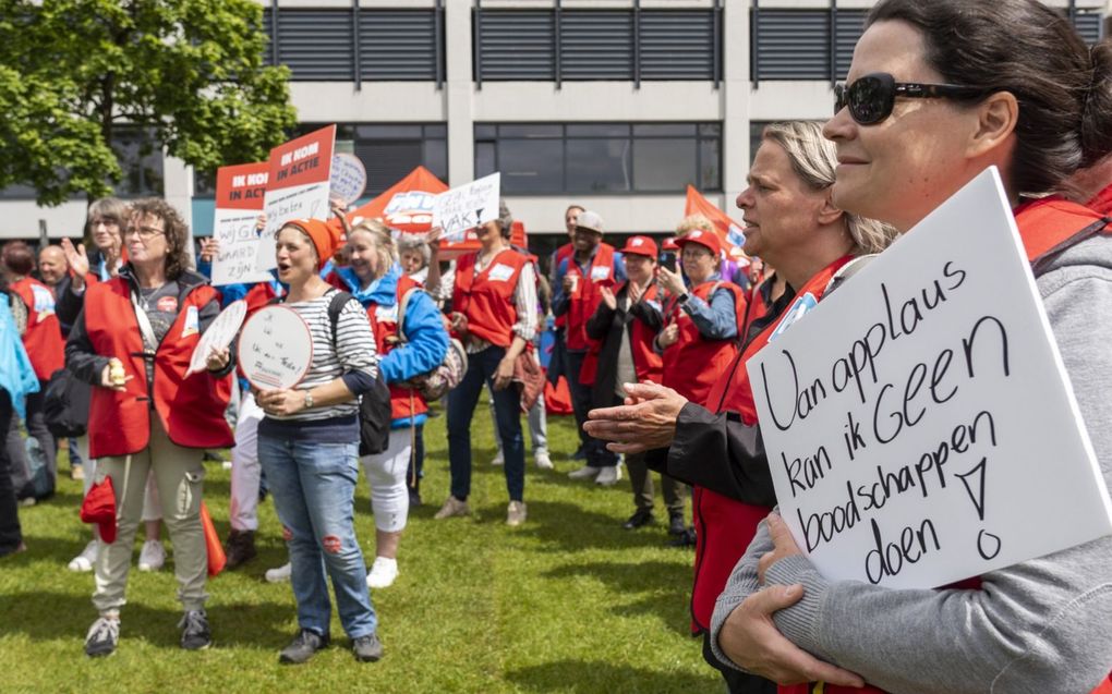 Zorgmedewerkers protesteren voor een beter salaris. beeld ANP, Lex van Lieshout