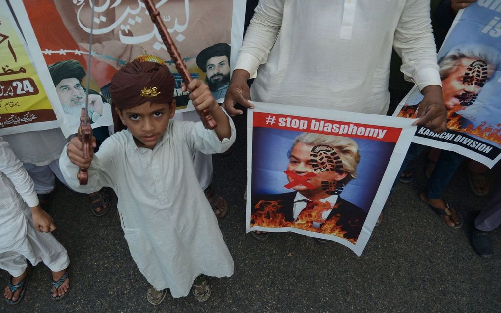 Mensen schreeuwen leuzen tijdens een protest tegen politicus Geert Wilders, in Pakistan, op 24 april. Er is een petitie ingediend bij het Pakistaanse hooggerechtshof in Islamabad, waarin actie tegen Wilders wordt geëist wegens godslastering. beeld EPA, Rehan Khan