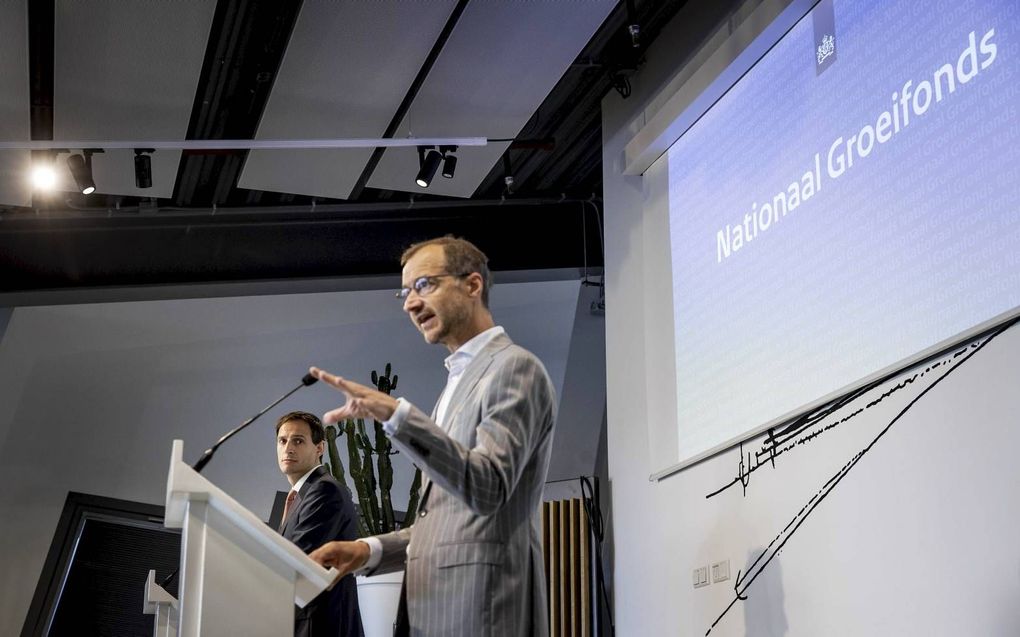 De ministers Wiebes (voorgrond) en Hoekstra presenteerden maandag in Amsterdam het Nationaal Groeifonds.  beeld ANP, Koen van Weel