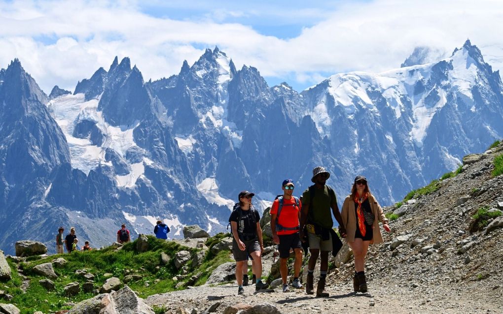 Bergwandelaars in buurt van de Matterhorn in  Zwitserland. beeld AFP, Fabrice Coffrini