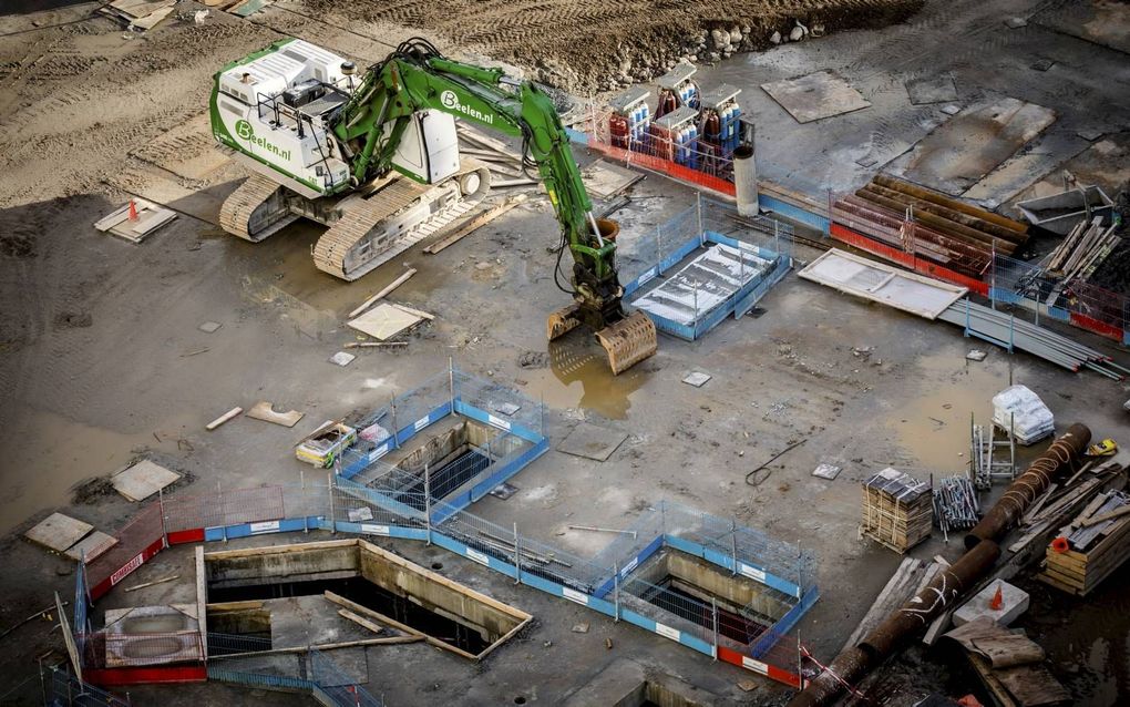 Een bouwplaats in Den Haag. De bouwsector is sterk afhankelijk van het sentiment onder bedrijven en consumenten, aldus ABN AMRO vrijdag. bron ANP, Bart Maat