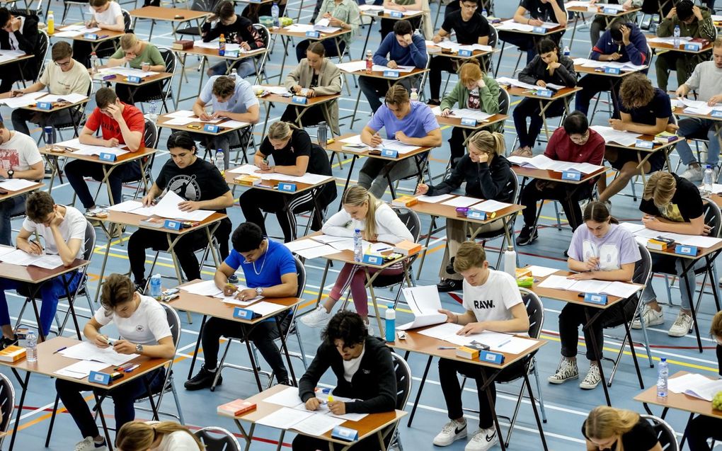 Eindexamenleerlingen tijdens hun examen op een middelbare school. beeld ANP, Koen van Weel