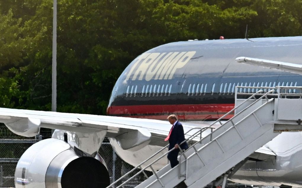 Oud-president Trump arriveert in Miami (Florida) om daar op 13 juni voor een federale rechtbank te verschijnen. beeld AFP, Chandan Khanna