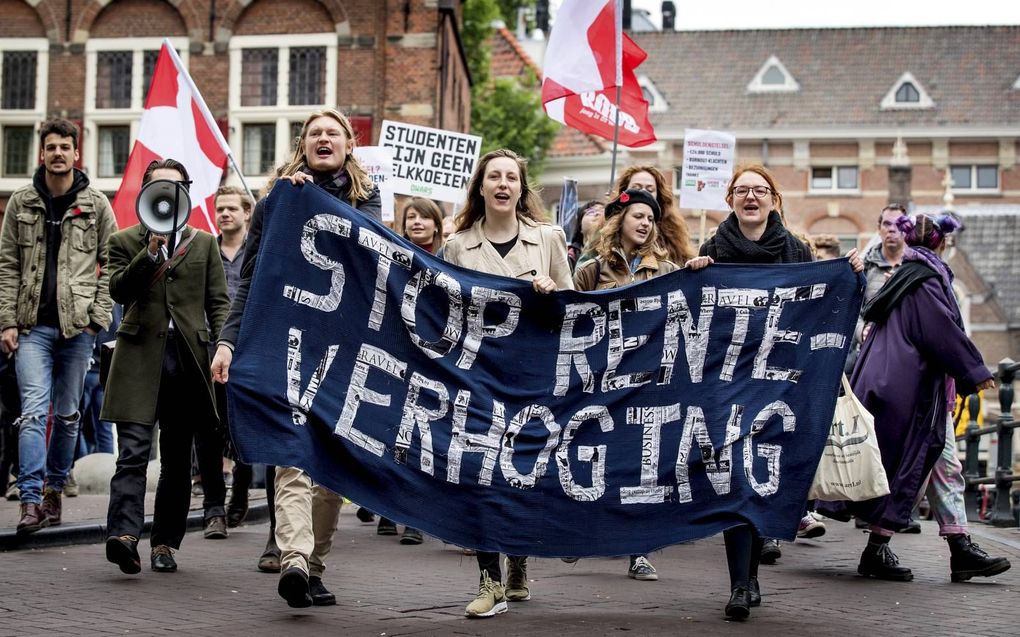 Studenten demonstreerden dinsdag in Amsterdam tegen de renteverhoging op studieleningen, die hen zo’n 5000 euro extra kost. beeld ANP, Koen van Weel