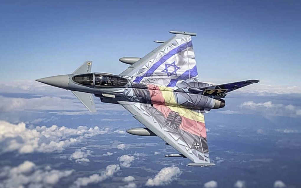 Een Duitse Eurofighter vliegt in fraaie beschildering over Israël. Duitsland neemt voor het eerst in de geschiedenis deel aan de luchtmachtoefening Blue Flag van de Joodse staat. De Luftwaffe zet zes Eurofighters in.  beeld Bundeswehr, Marc Thöne