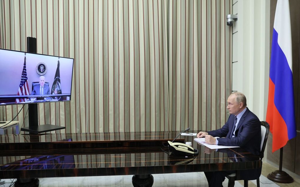 „Een voortdurende anti-Russische politiek is op de langere termijn niet in het belang van de VS en het ‘betere deel’ van Europa.” Foto: De presidenten Biden en Putin spreken elkaar online in december 2021. beeld EPA, Mikhael Metzel