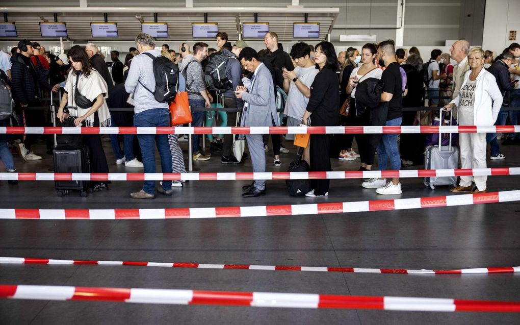 Reizigers stonden zaterdag opnieuw lang te wachten op luchthaven Schiphol. beeld ANP, Ramon van Flymen