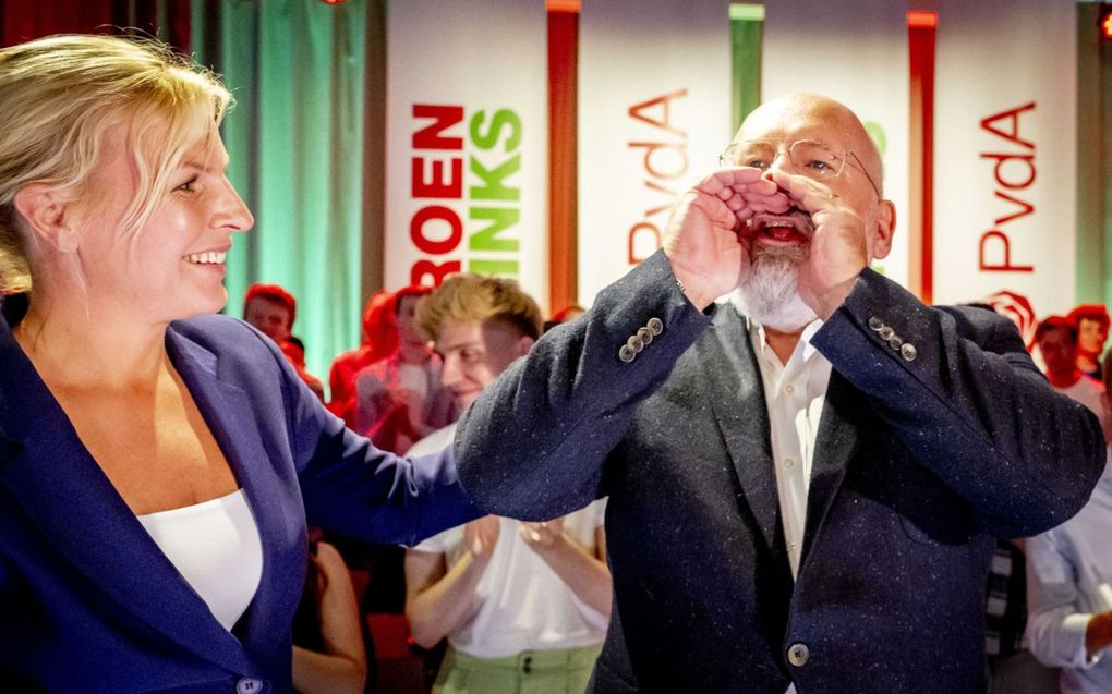 Timmermans (r.) grapt met vertrekkend PvdA-leider Attje Kuiken, voorafgaand aan zijn eerste kennismaking met de leden van PvdA/GL. beeld ANP, Robin Utrecht