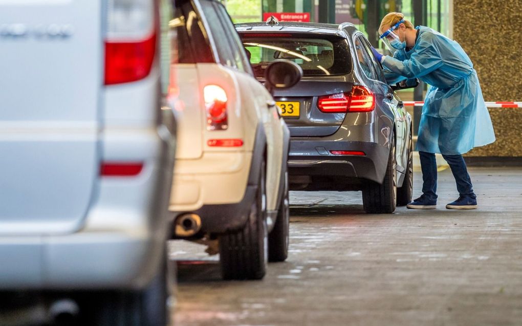 Auto’s in de rij in een coronateststraat in de RAI in Amsterdam.  beeld ANP, Lex van Lieshout