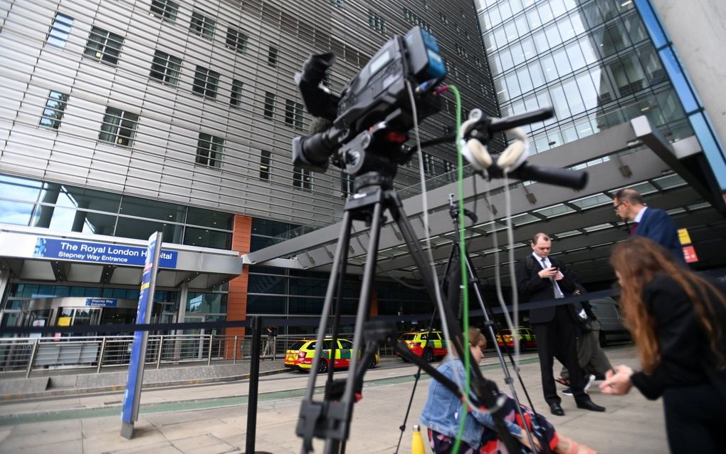 Media voor het Royal London Hospital. beeld EPA, Andy Rain