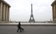 Plekken die normaal vol toeristen zijn, zoals het Trocaderoplein voor de Eifeltoren in Parijs, zijn nu nagenoeg verlaten. beeld AFP, Ludovic Marin