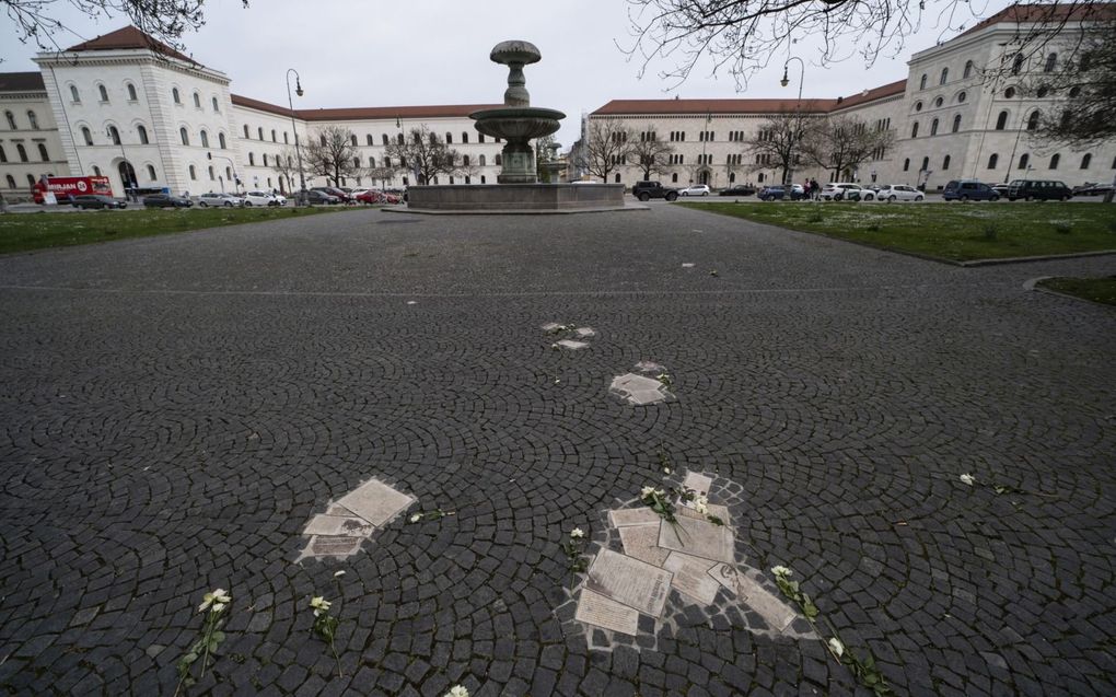 Ingemetselde pamfletten bij de ingang van de het hoofdgebouw van de Ludwig-Maximilians-Universiteit in München, als herinnering aan de Duitse verzetsgroep de Weisse Rose. beeld EPA, Lukas Barth-Tuttas