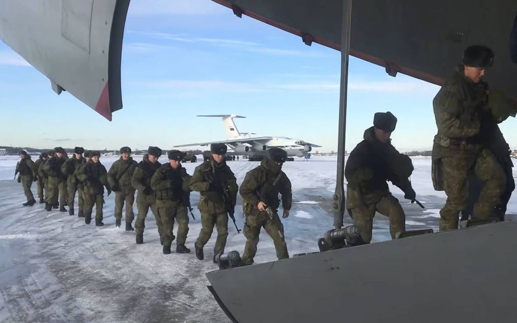 Russische militairen gingen zaterdag aan boord van een vliegtuig dat hen naar Kazachstan bracht. Ze maken deel uit van een Russische missie om te helpen de orde in het land te handhaven. beeld EPA, Russische ministerie van Defensie