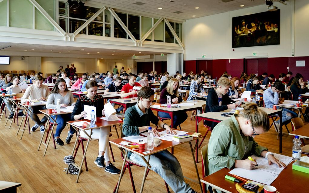 Examens op het Comenius College in Hilversum. Archiefbeeld ANP, ROBIN VAN LONKHUIJSEN