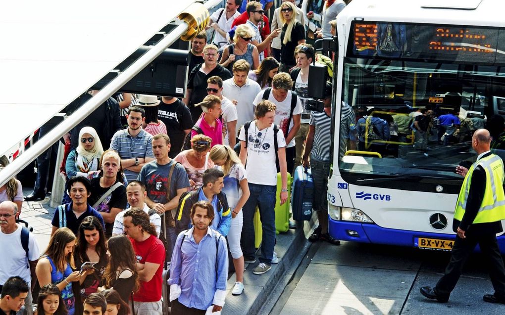 Onaardig gedrag manifesteert zich vaak in het openbaar vervoer, zeker als het druk is. Volgens SIRE wordt jaarlijks 8 procent van de OV-medewerkers bespuugd. beeld ANP, Robin Utrecht