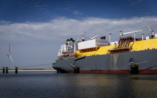 Lng-tanker in de Rotterdamse Prinses Arianehaven. beeld ANP, Koen van Weel