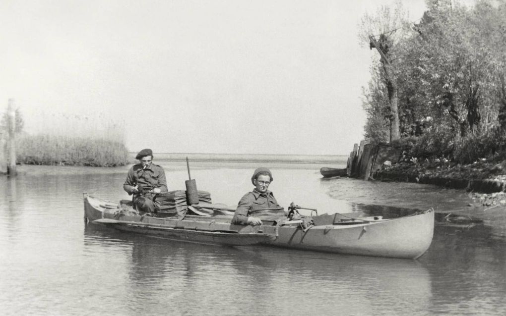 De Werkendamse liniecrossers Adriaan de Keizer (links) en Piet van den Hoek (rechts). beeld uit besproken boek