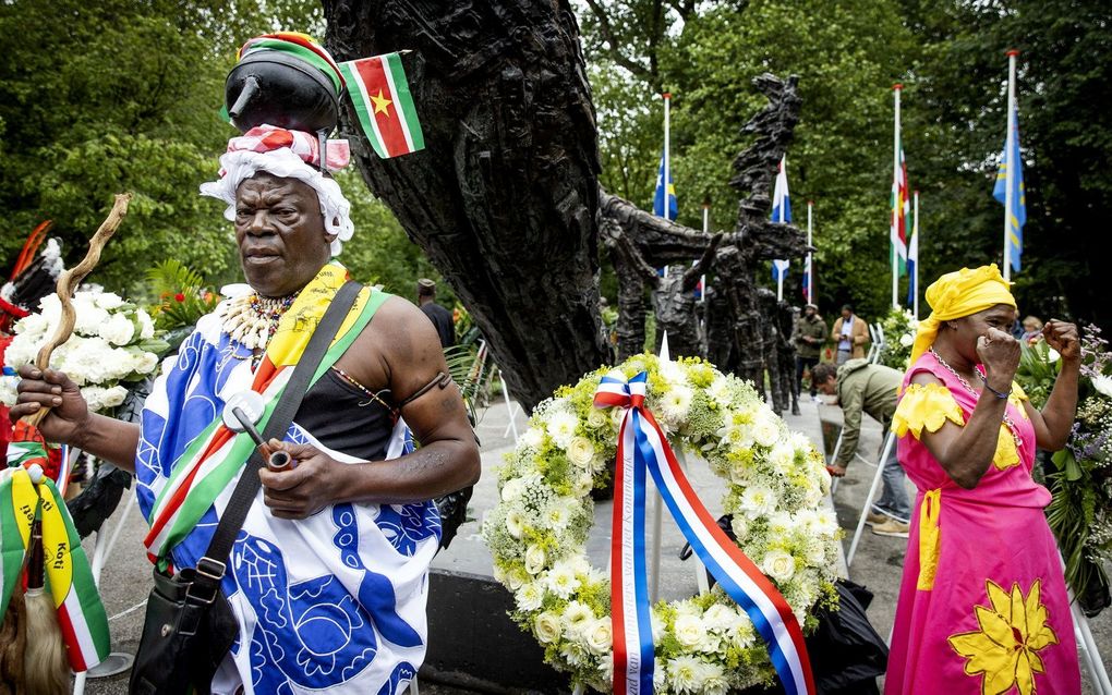 Belangstellenden tijdens de landelijke herdenking in het Oosterpark van het slavernijverleden, vorig jaar. beeld ANP, Koen van Weel