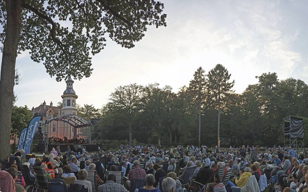 Het programma van het openluchtconcert Groevenbeek Klassiek, vrijdagavond op de Veluwe, was divers. Naast Die Schöpfung van Joseph Haydn stonden ook meezingklassiekers op de rol.  beeld Pieter Beens