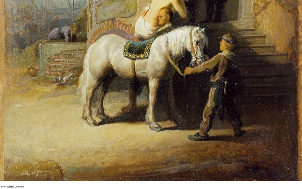 Een man met ontbloot bovenlijf wordt van een wit paard getild. 