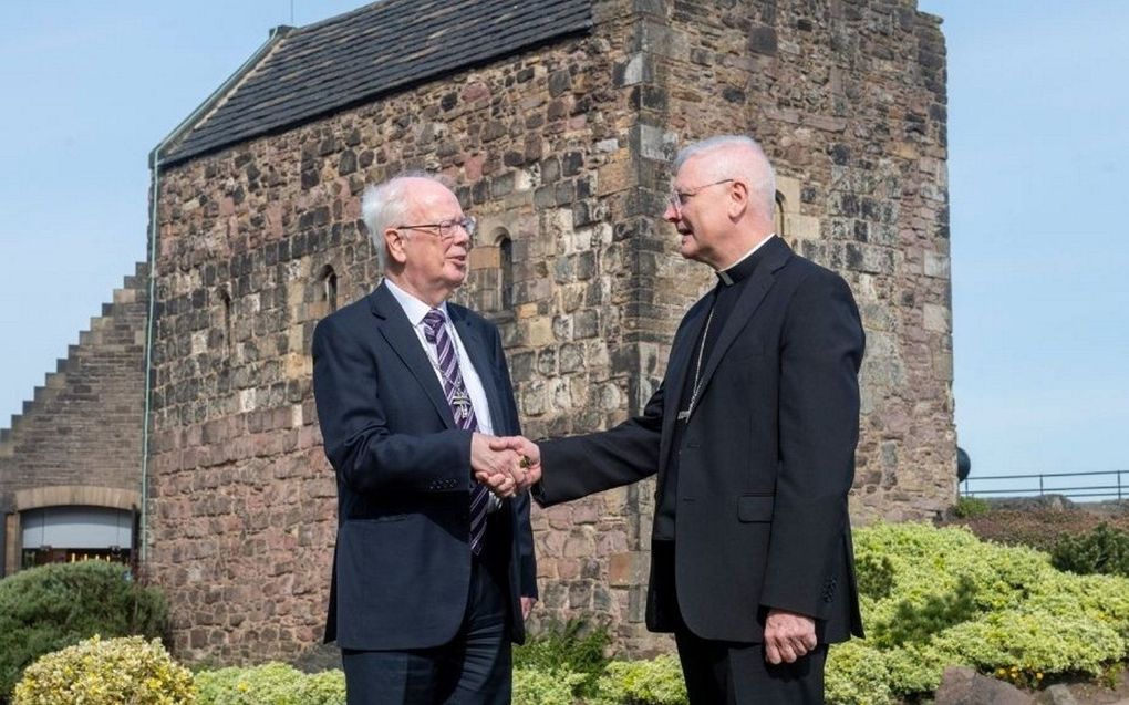 Lord Jim Wallace, moderator (voorzitter) van de synode van de  Church of Scotland (links), and aartbisschop Leo Cushley (RKK) willen samen een Verklaring van vriendschap ondertekenen. beeld Church of Scotland