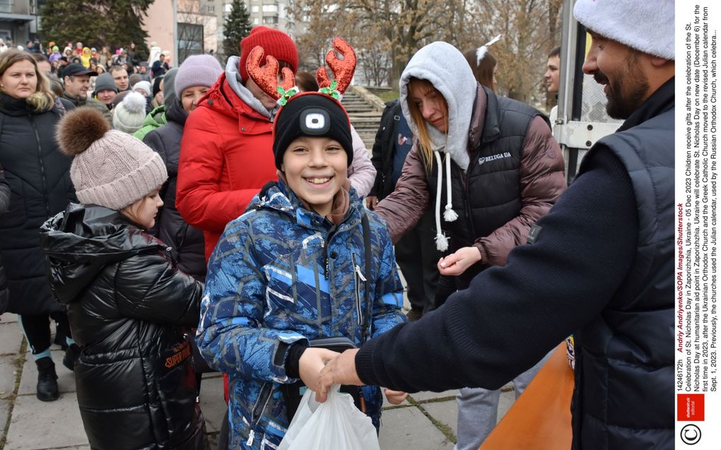 Kinderen in Zaporizja zijn zichtbaar blij met pakketten die worden uitgedeeld. beeld SOPA Images/Shutterstock, Andriy Andriyenko