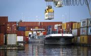 In Alphen aan den Rijn werd vorige week voor het eerst in Nederland een binnenvaartschip in gebruik genomen dat vaart op verwisselbare elektrische batterijen. beeld ANP/Hollandse Hoogte, John van der Tol