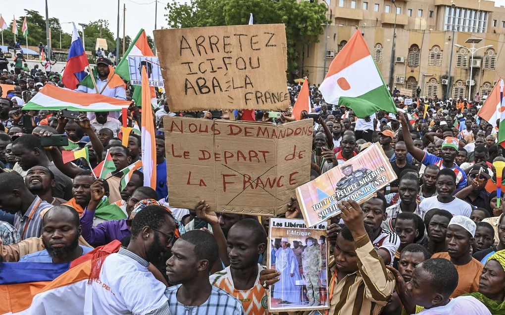 Anti-Franse slogans bij een betoging van aanhangers van de junta in Niger, dit weekend in Niamey. beeld AFP