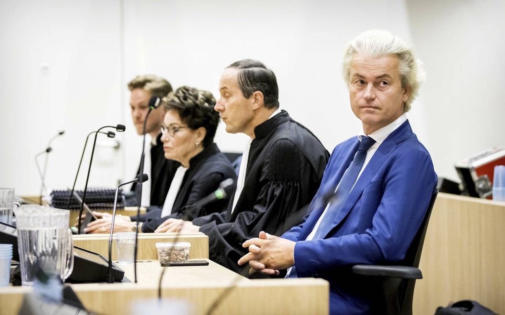 Geert-Jan Knoops (2e van rechts), advocaat van PVV-leider Geert Wilders (r.), voorafgaand aan het hoger beroep in de strafzaak tegen Wilders. beeld ANP