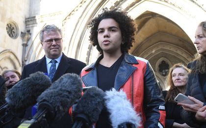 Keira Bell na de uitspraak van de rechter in december 2020. beeld EPA, Facundo Arrizabalaga