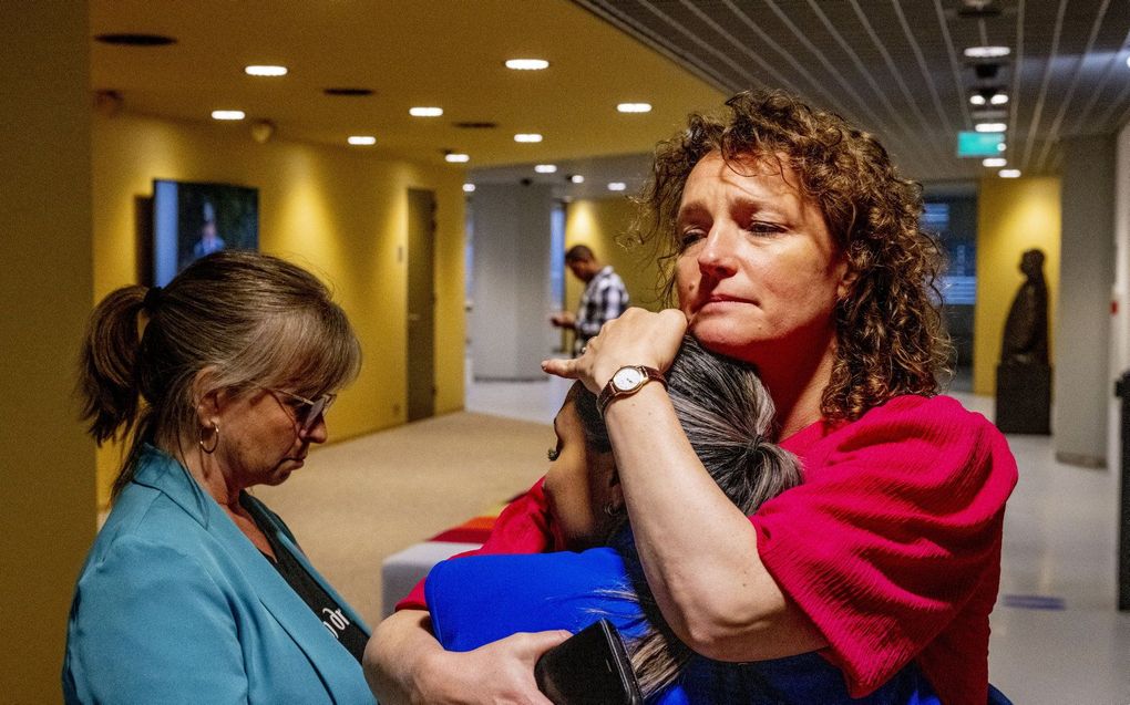 Renske Leijten (SP) troost toeslagenaffaire-ouders in de Tweede Kamer tijdens een debat over de toeslagenaffaire. beeld ANP,  ROBIN UTRECHT