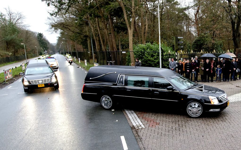 Lijkwagens met de slachtoffers van de MH17-ramp arriveren bij de Korporaal van Oudheusdenkazerne in Hilversum. beeld ANP, Sander Koning 