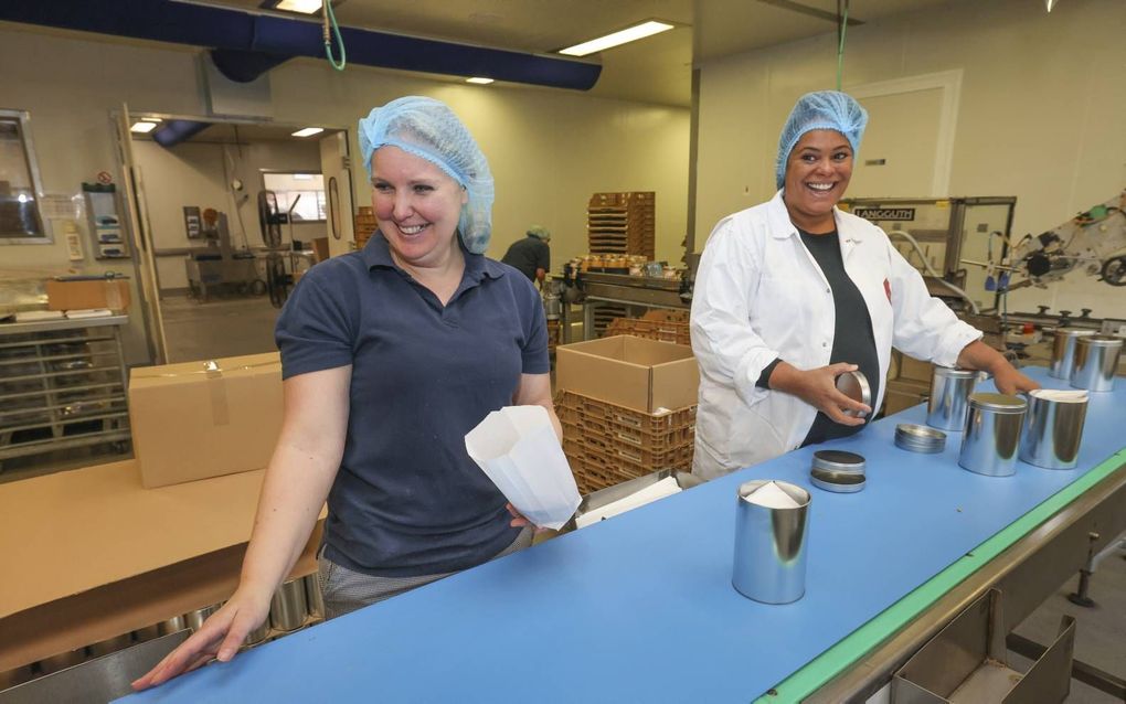 Ilona de Jong (l.) werk nu ruim tien maanden bij Patisserie Pater van bakkerijmanager Madeleine Slooff (r.). beeld Martin Mooij