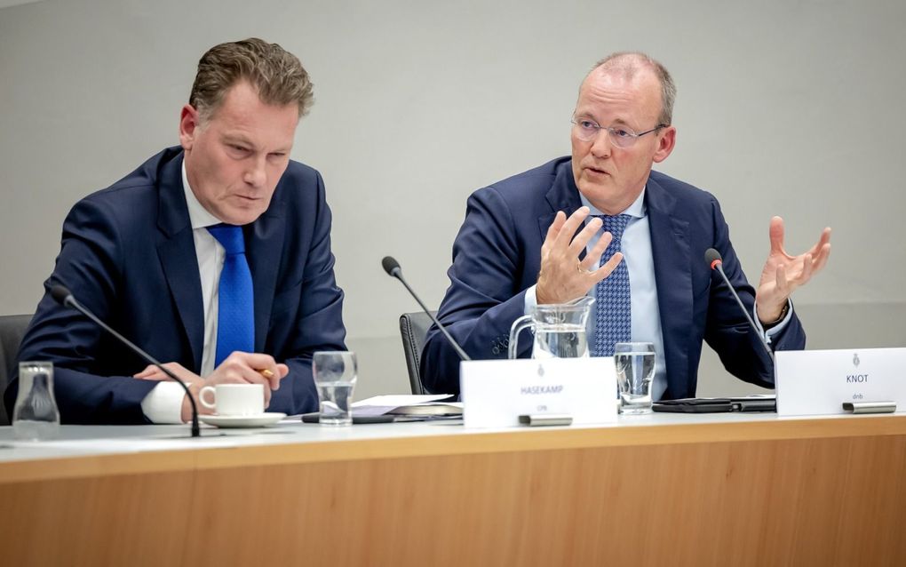 Pieter Hasekamp van het Centraal Planbureau (l.) en Klaas Knot, president van De Nederlandsche Bank, schoven eveens aan bij het rondetafelgesprek over de toekomst van de euro. „Begrotingspolitiek hoort niet bij het beperkte mandaat van de ECB”, aldus Knot. beeld ANP, Robin van Lonkhuijsen