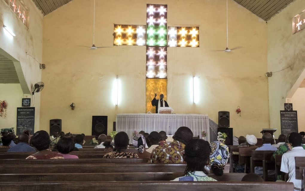 Kerkdienst in de protestantse kerk Christ-Roi van Bangui. Afrikaanse theologen voelen zich in het westen niet altijd gehoord. beeld Niek Stam