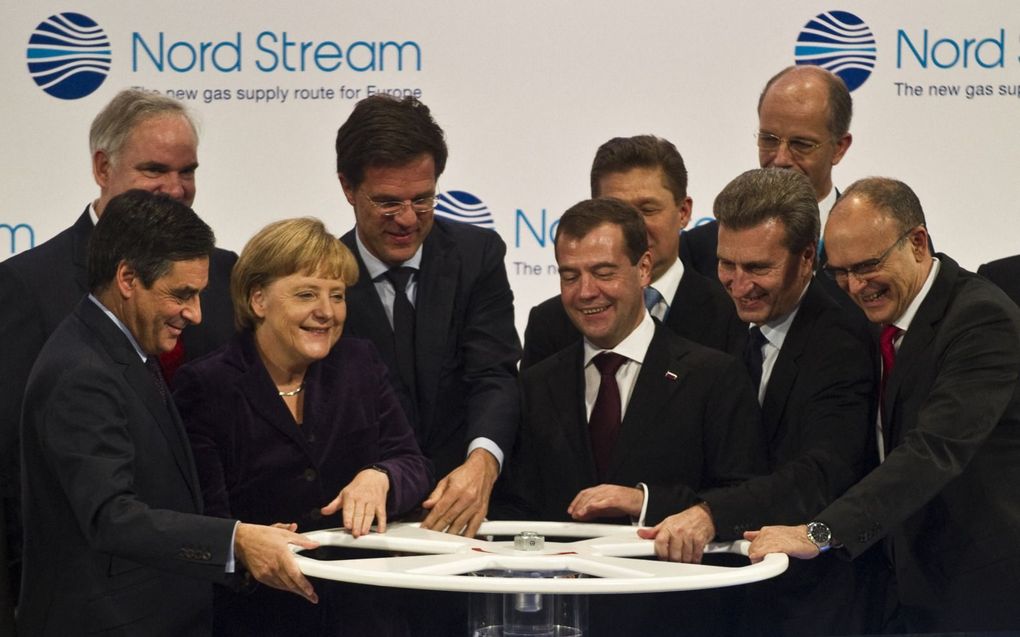 De Duitse bondskanselier Merkel, de Nederlandse premier Rutte en de Russische president Medvedev openen op 8 november 2011 symbolisch de toevoerklep van gaspijpleiding Nord Stream 1 in het Noord-Duitse Lubmin.. beeld EPA, John MacDougall