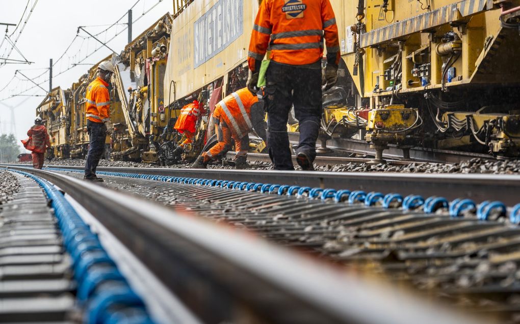 Onderhoud aan het spoor op de Flevolijn. beeld ANP, Lex van Lieshout