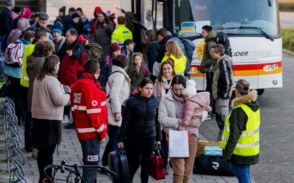 De eerste groep Oekraïense vluchtelingen komt op 4 maart 2022 aan in Waddinxveen. Het is niet duidelijk tot wanneer Oekraïners in Nederland mogen blijven.   beeld ANP, Marco de Swart